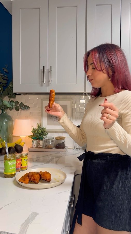 Instagram post by @armelisdorville for Loisa. Caption reads: [...] some ground beef pastelitos using @eatloisa....