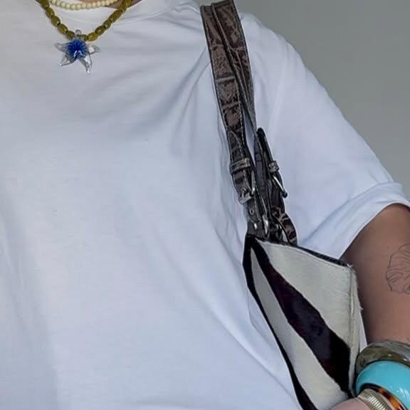 Instagram post by @gracesurguy for Minervabrandesp. Caption reads: [...] the outfit! Styling these beautiful....