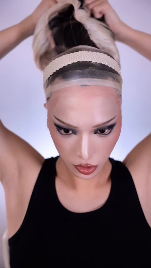 Instagram post by @zuttijapanese for VT COSMETICS Japan. Caption reads: エイリアン界の虫から人間界の少年になるまで
#PR #毛穴 #ツヤ肌 #クレンジング.