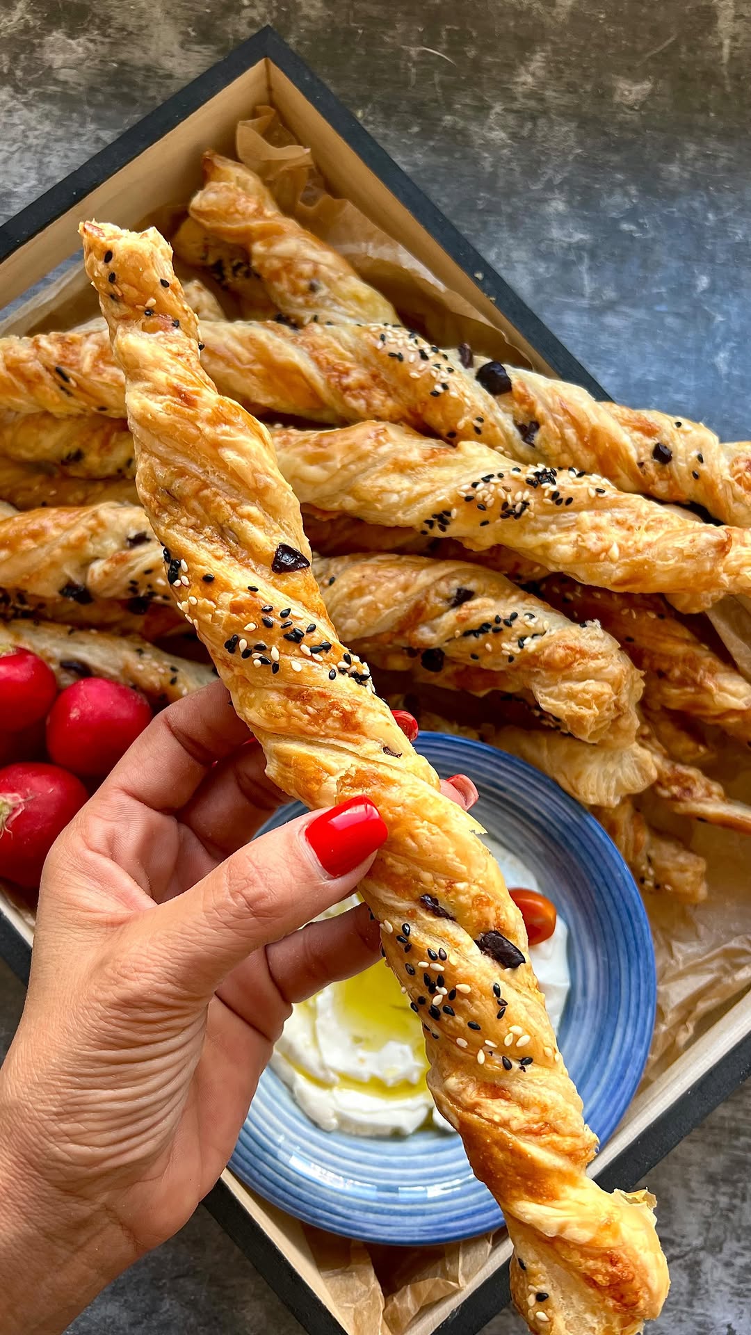 Instagram post by @anat_elisha_kitchen for שופרסל. Caption reads: מקלות גבינה עם זיתים, תתכוננו להתמכר!! 
אבל לפני....