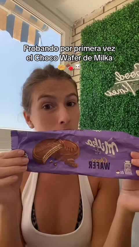 Instagram post by @degustandoconangie for Milka. Caption reads: alguien probó los Choco Wafer de Milka??? me....