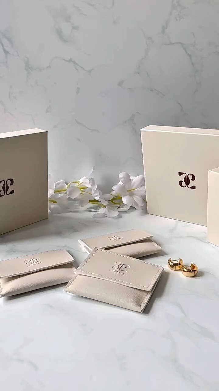 Instagram post by @glambyghiz for Jewells. Caption reads: [...] and I am currently obsessed with....