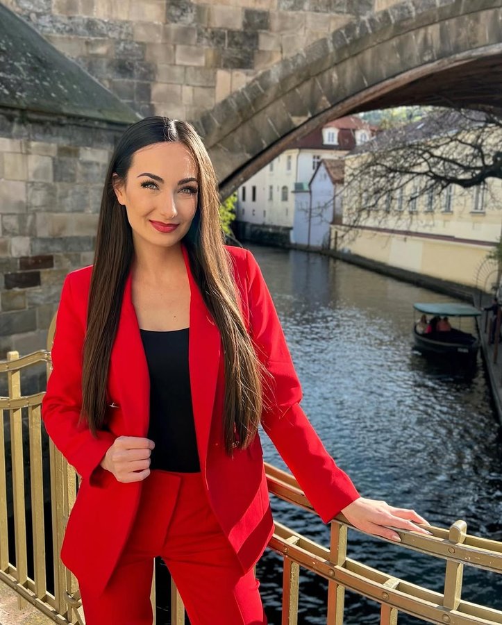 Instagram post by @adela_kasparikova for MOHITO. Caption reads: Red is the new black. ❤️
@mohitofashion....