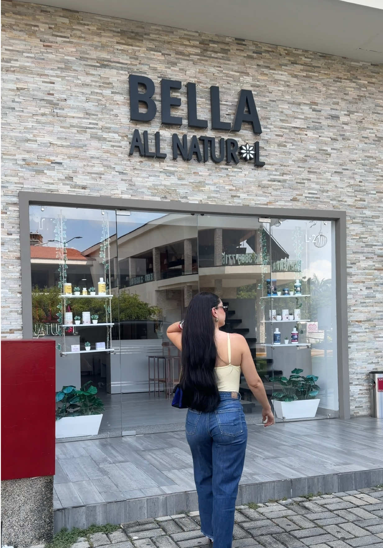 TikTok post by @alondragodoymakeup for Bella All Natural. Caption reads: Código “ALONDRA” @Bella All Natural @Daisy Cabral....