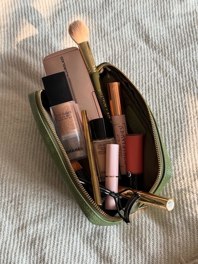 Instagram post by @itsabeauty_thing for Spectrum Collections. Caption reads: make up bag spill of dreams 😍 
  
  
contains pr....