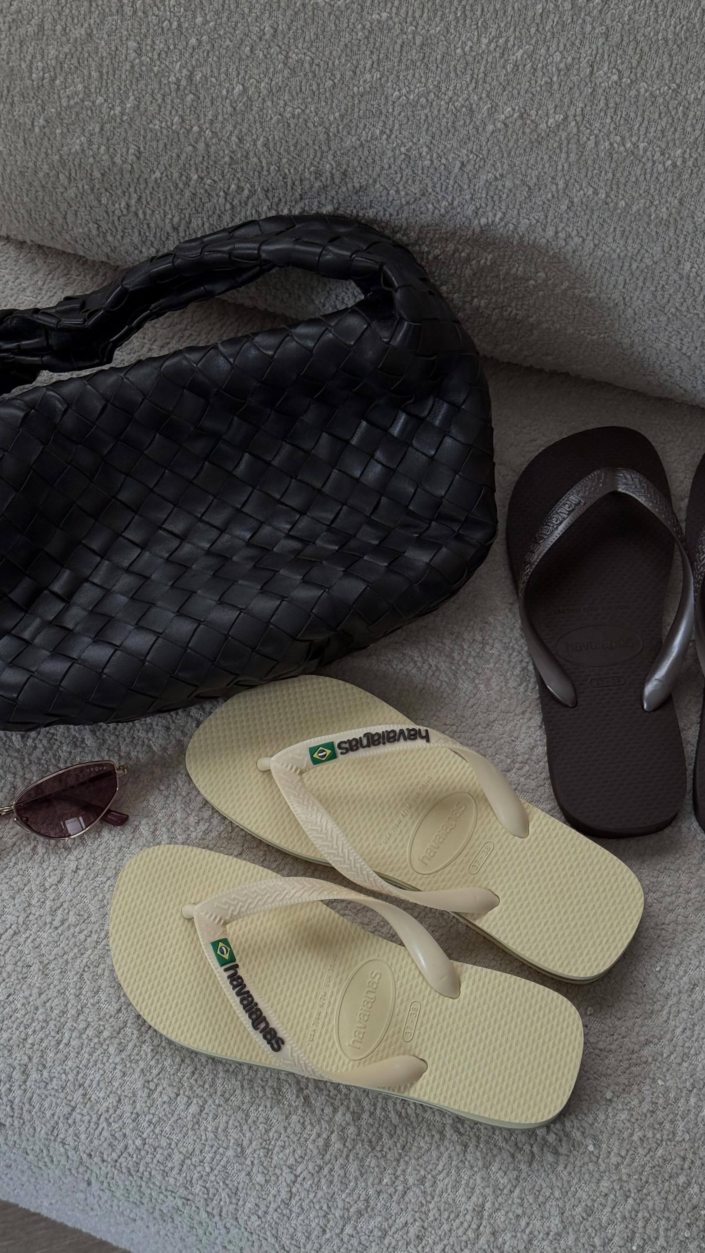 Instagram post by @dudareisb for Havaianas. Caption reads: I’m just a @havaianas girl ✨🌺.