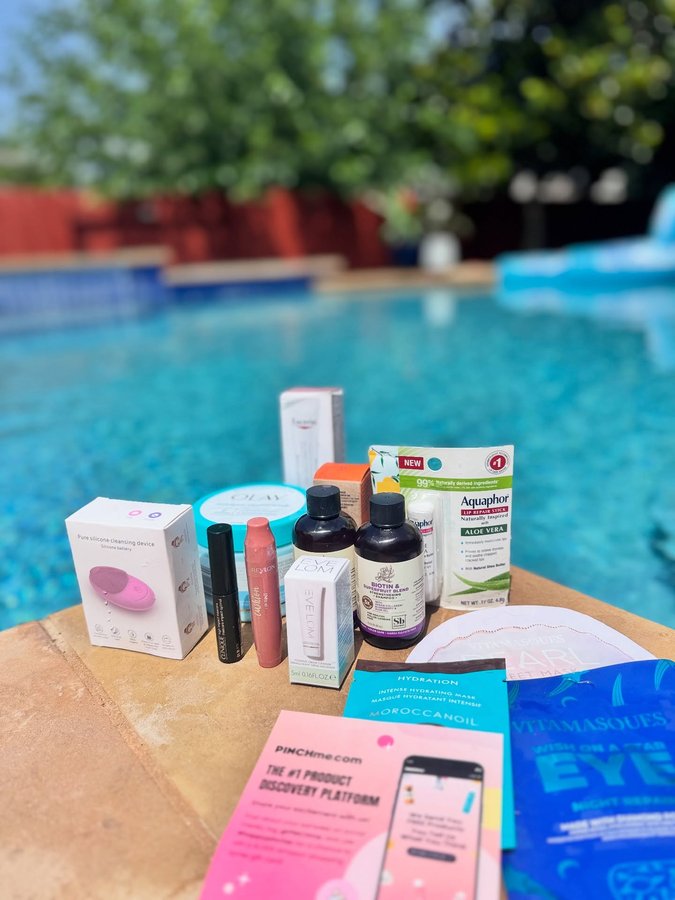 Instagram post by @isik.reyhann for PINCHme. Caption reads: Tried out this little box full of fun samples....