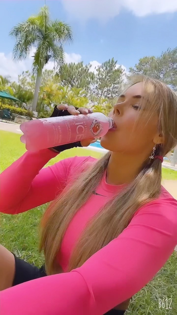 Instagram post by @soyroxanadiaz for Sparkling Ice. Caption reads: Ya probaste los nuevos sabores de las aguas....