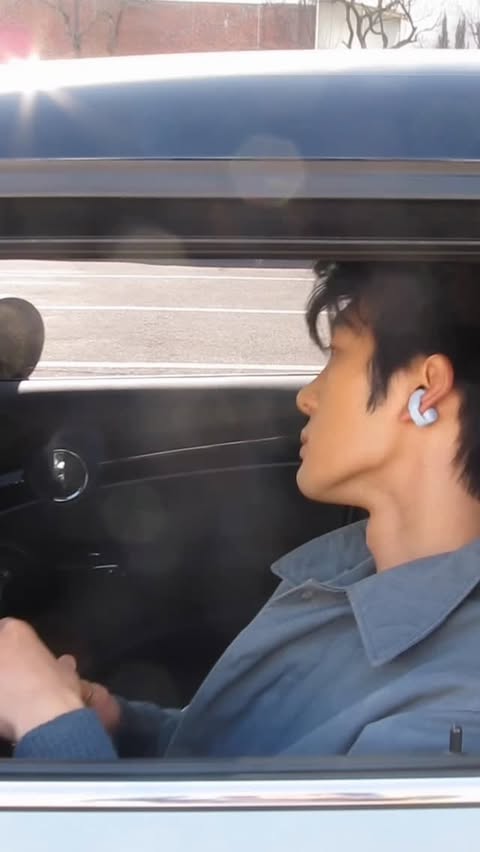 Instagram post by @jaequesz for Bose. Caption reads: my day, my bose 🎶 #광고 BOSE의 Ultra Open Earbuds와....