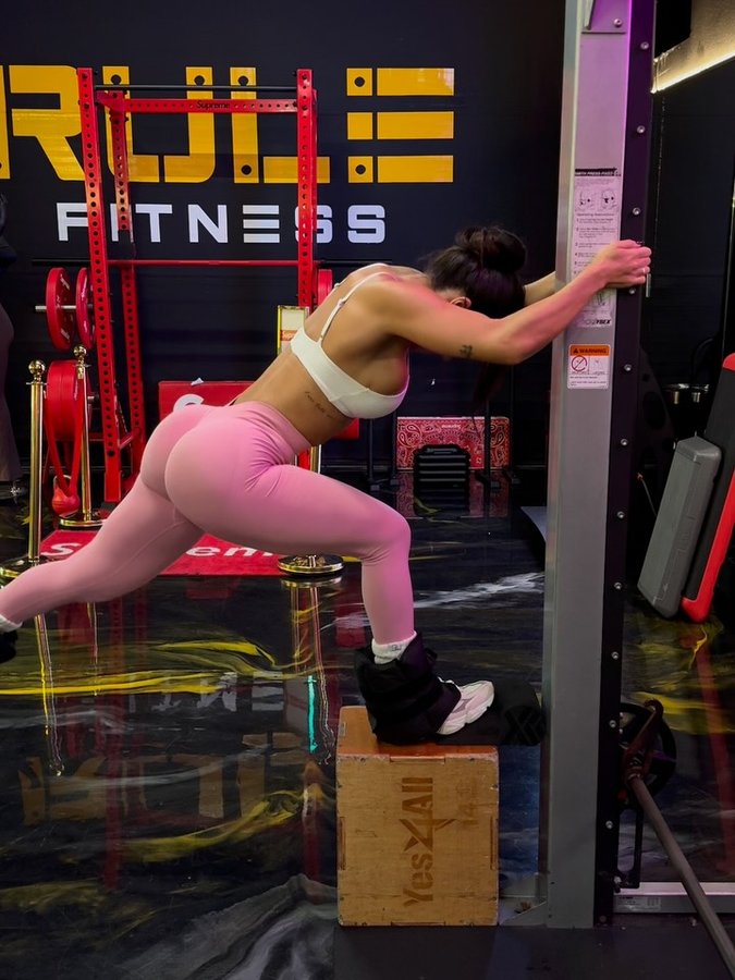 Instagram post by @baabimanu for BOMBSHELL SPORTSWEAR. Caption reads: [...] Full outfit from @bombshellsportswear....