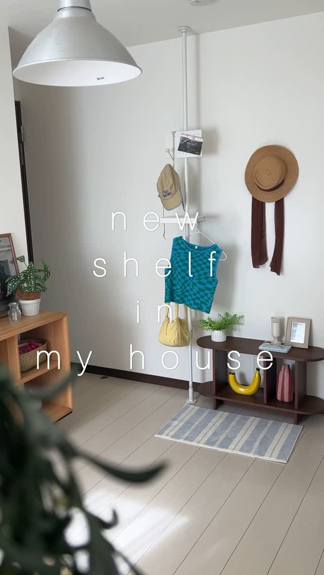 Instagram post by @m_ouchi_account for Little Rooms. Caption reads: .

.

新しいシェルフをお迎えして
衣装部屋のアップデートしたよ🍐🤍

スリムだからお部屋の....