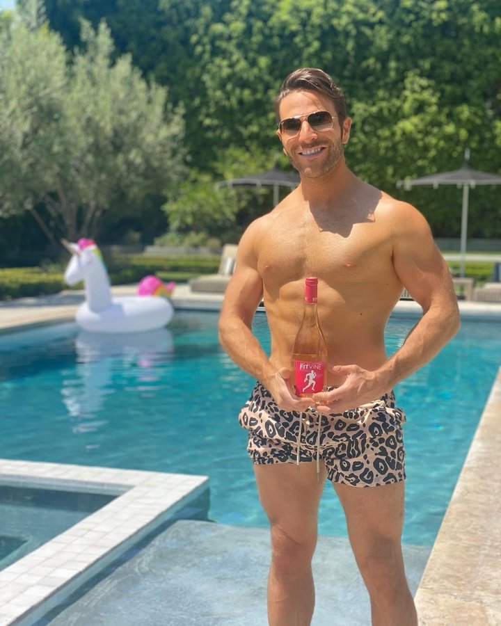 Instagram post by @joeygonzalez for Fitvine Wine. Caption reads: Feeling thirsty….and fit AF. @barrys partnered....