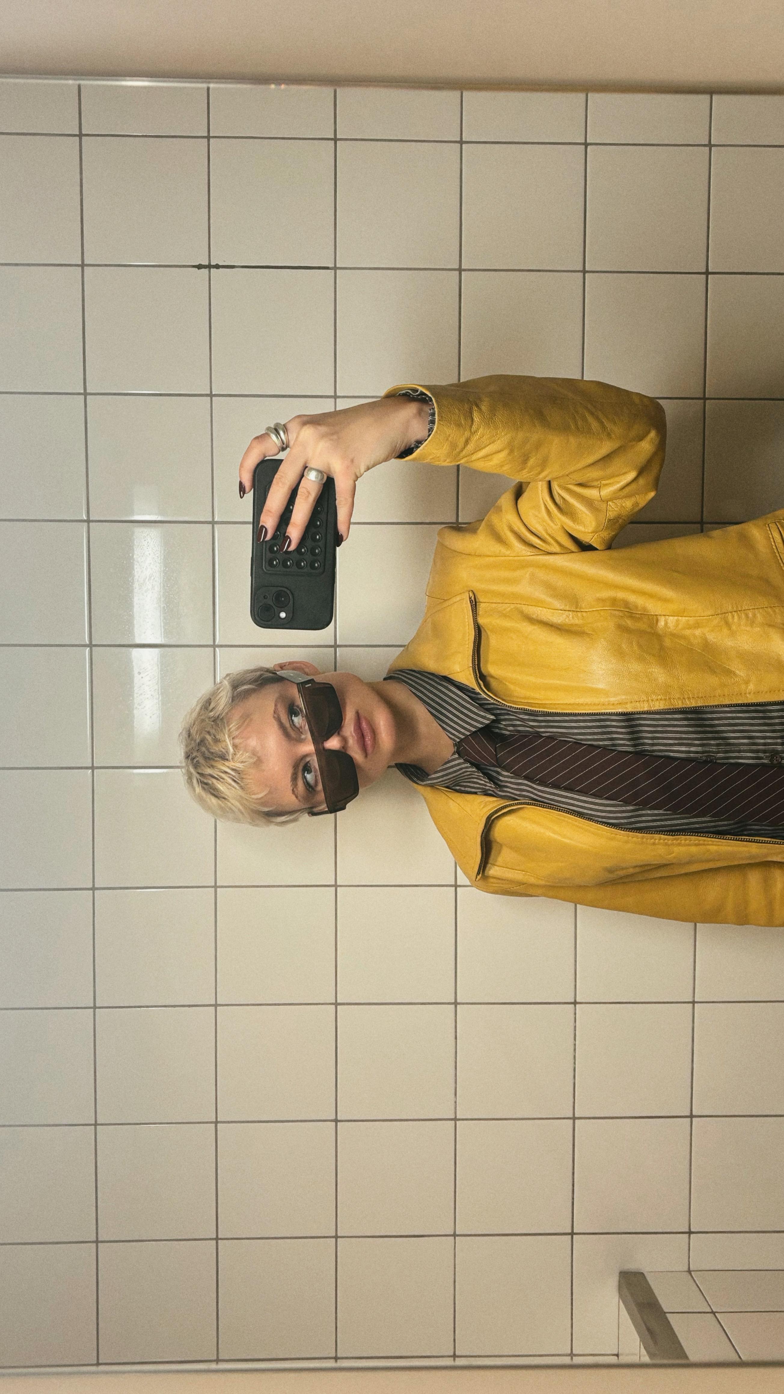 Instagram post by @hannah.muehi for ALOHAS. Caption reads: [...] 
Tie vintage 
shirt @bershka 
Boots @alohas....