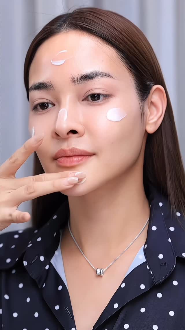 Instagram post by @pooklook_fonthip for ELEMIS THAILAND. Caption reads: From AM to PM 🥀☀️🌙

#LoveElemis #ElemisThailand.