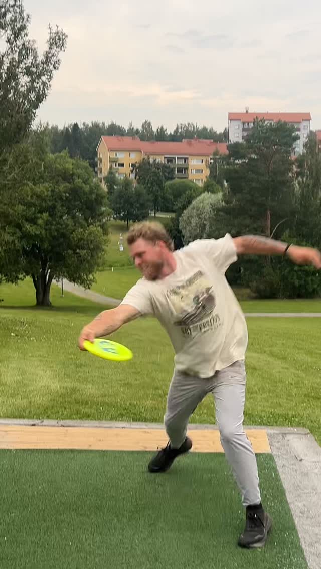 Instagram post by @ezra_robinson_02 for Vessi. Caption reads: How to birdie hole 15 at the beast
1. Go grab a....