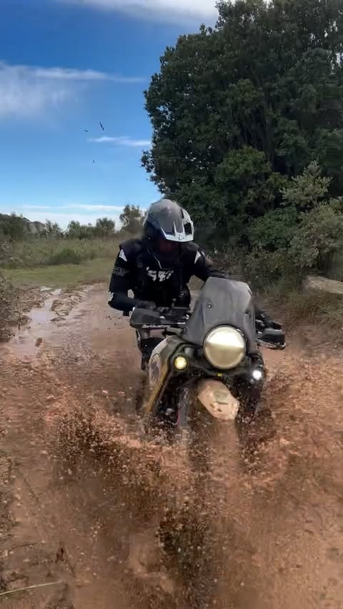 Instagram post by @twintravel.adv for Mosko Moto. Caption reads: Who doesn’t like a puddle party?🤪
.
.
#Leatt....