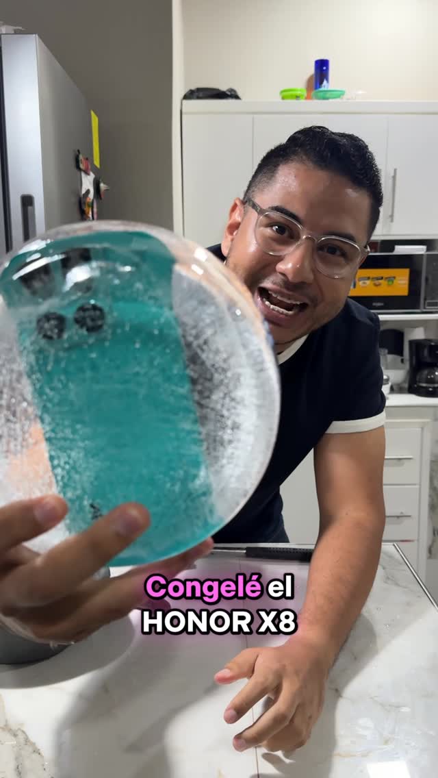 Instagram post by @theyirs for Honor. Caption reads: CONGELE este celular 🥶😱 HONOR X8c y pasó esto 😳....