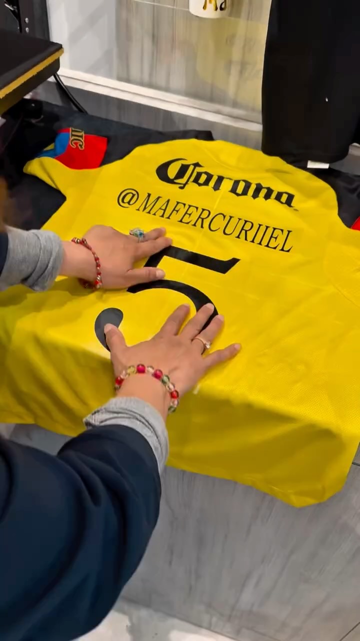 Instagram post by @mafercuriiel for Liverpool. Caption reads: ⚽️Personaliza tu Jersey en estas....