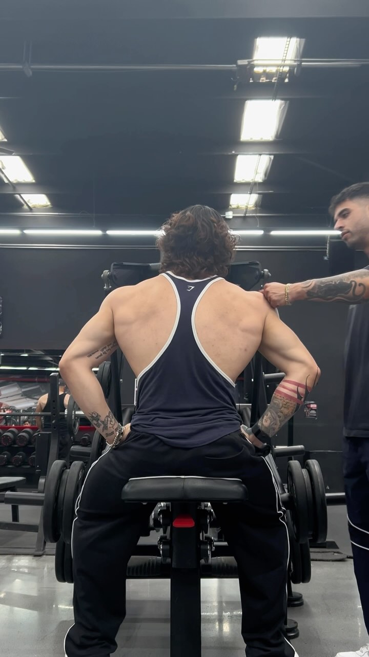 Instagram post by @carlosbelcast for ISDIN. Caption reads: No es la rutina, es la skin Acniben💪🏼....
