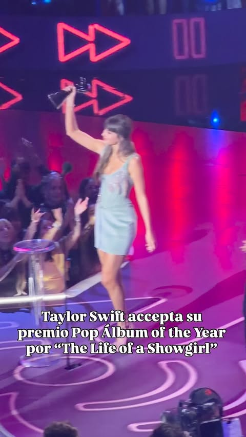 Instagram post by @vivianfabiolav for Reality Club FOX. Caption reads: [...] Awards!!! #iHeartAwards @foxtv....