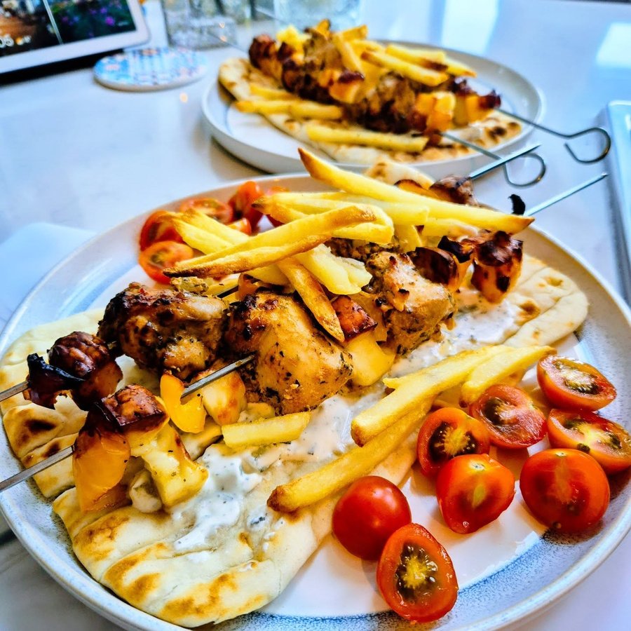 Instagram post by @scrimpy_scottie for JD’s Hot Honey. Caption reads: 🌯 Honey Gyros Kebab 🌯
Ad|Gifted....