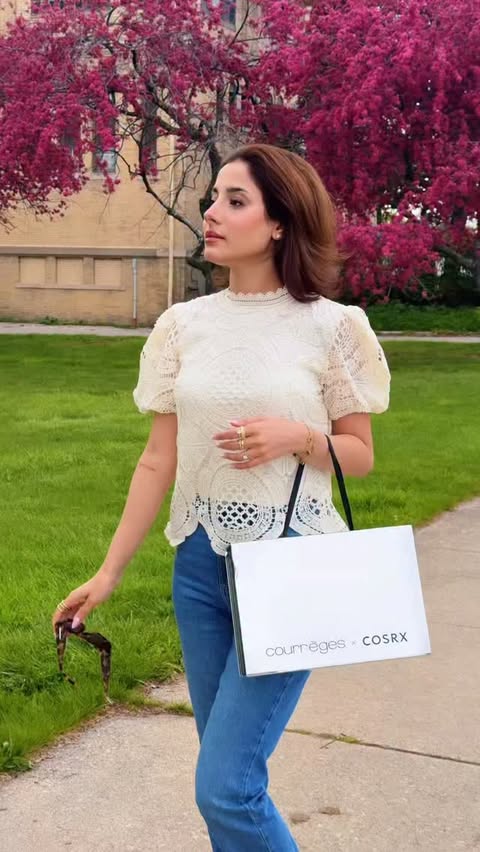 Instagram post by @mariy_iq for COSRX. Caption reads: [...] ٨ بنات خليجيات، وبشرتي راحت فاشن شو مع COSRX....