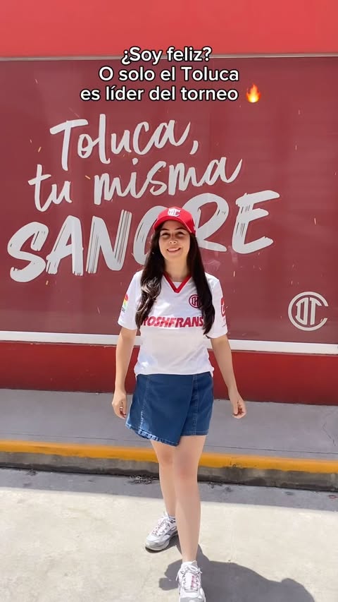 Instagram post by @dulceestradac for Caliente.mx. Caption reads: 🔥Somos Líderes 🔥 . . . . #tolucafc....