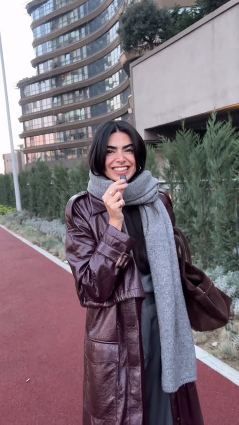 Instagram post by @selennergiz for Massimo Dutti. Caption reads: [...] 
Knitwear and scarf @zara 
Pants....