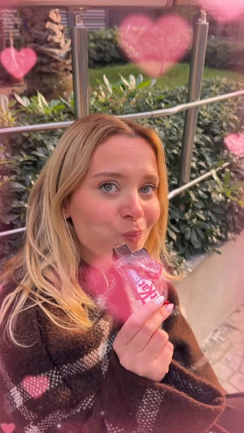 Instagram post by @ipekersann for KitKat. Caption reads: Bazı anlara mola lazım😍 E molalarımıza tat katan....