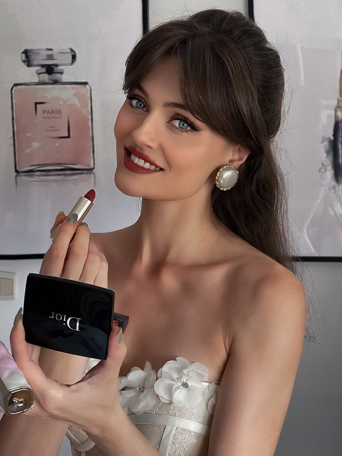 Instagram post by @minakshi.mahta for Florasis. Caption reads: [...] the new artistic collection signed....