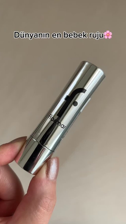 Instagram post by @sel_inblog for Flormar UAE. Caption reads: LİNKİ HİKAYEMDE🌸 Kızlarrr geldi yine bizim seri😄....