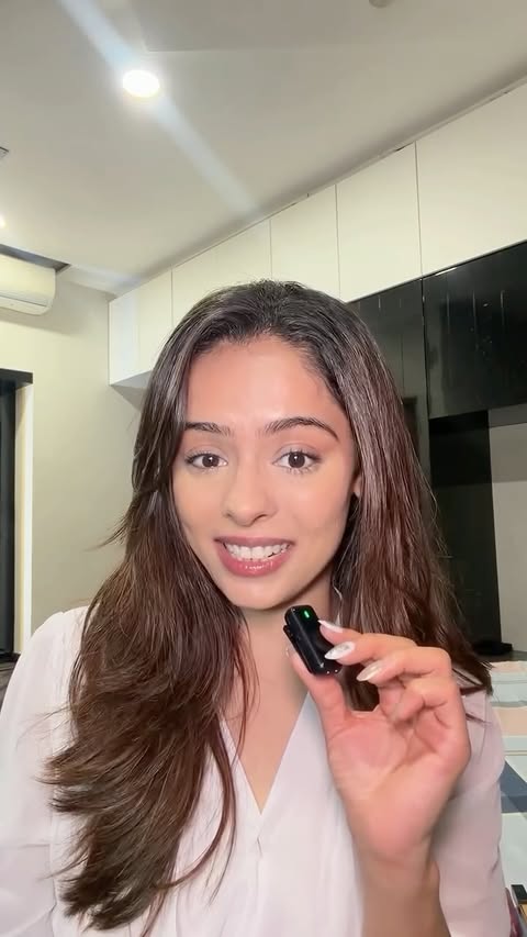 Instagram post by @shimmer_n_shinee for Closeup. Caption reads: [...] hoon 😌 Recently spotted her using....