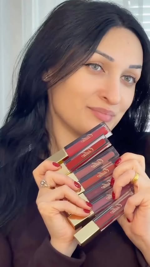 Instagram post by @anni_014b for Oulac Cosmetics. Caption reads: [...] #prpackage #prgift #lipstick....