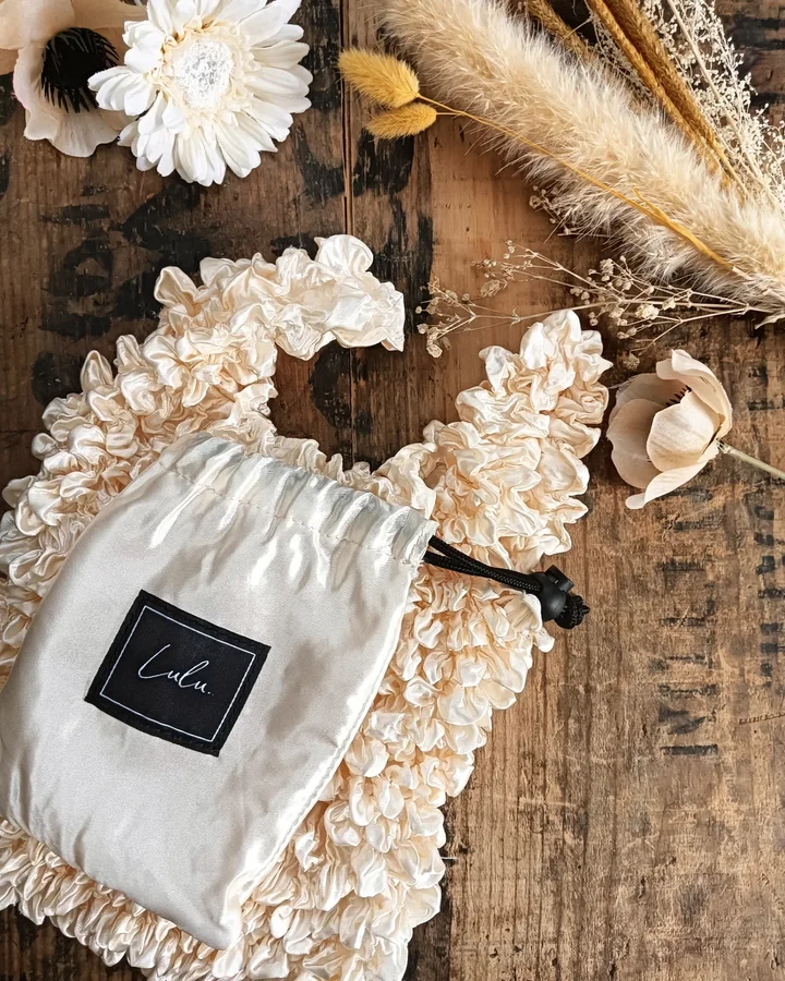 Instagram post by @chibo_mama for Lulu.. Caption reads: オシャレさ×機能性も◎
いつでもどこでも、自由なカタチ！

変幻自在の万能エコバッグ。
【Lulu.....