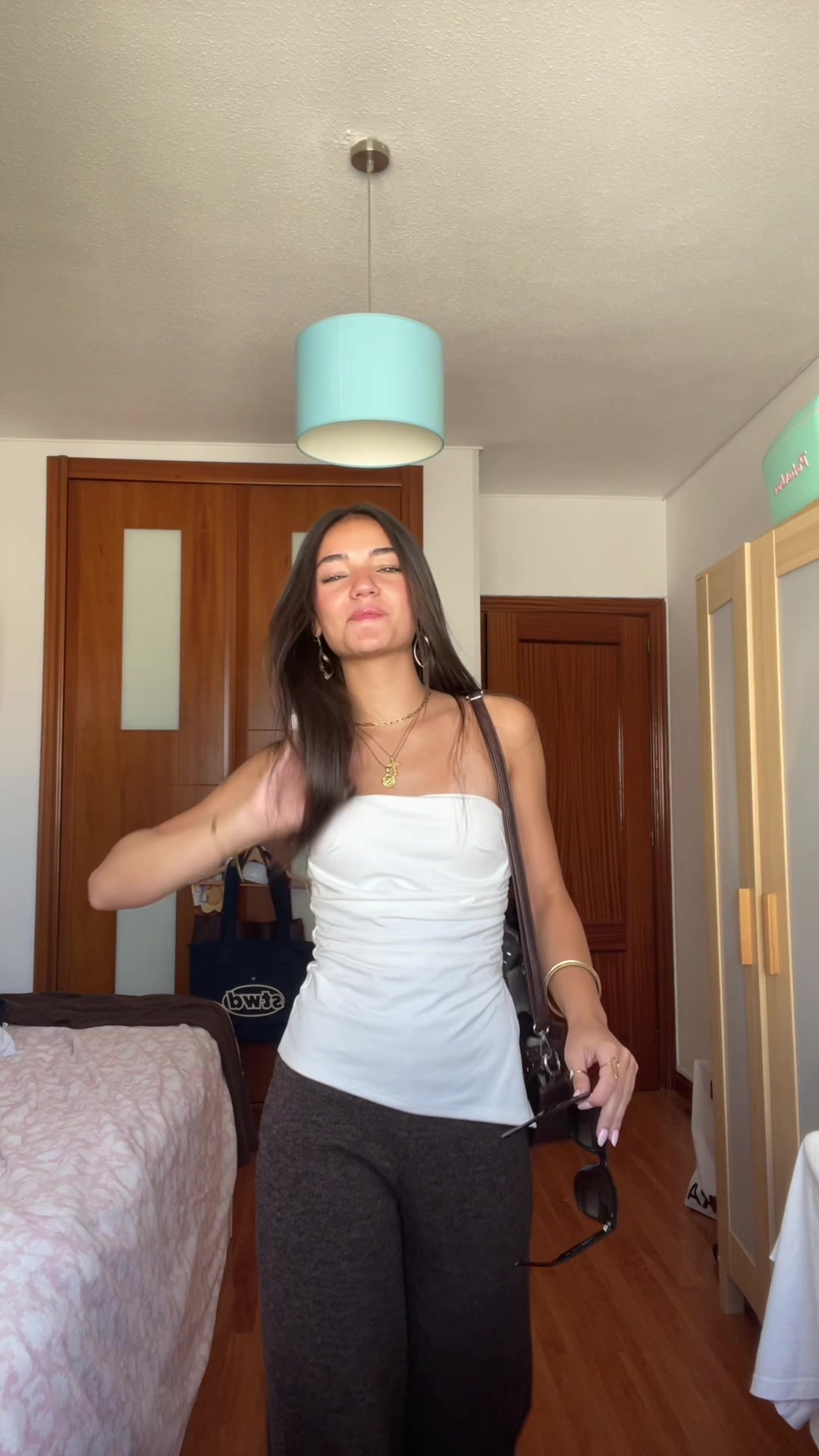 TikTok post by @afriicadiiaz_ for HAWKERS CO.. Caption reads: @HAWKERS>>> 20% de descuento con mi código:....