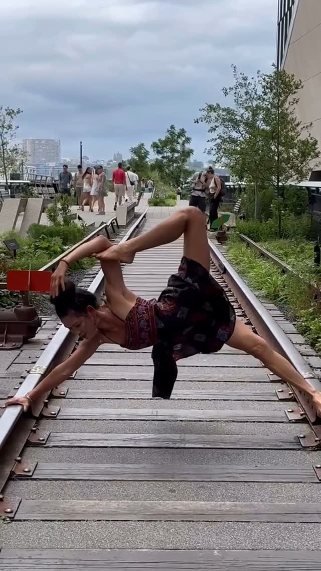 Instagram post by @frog_natureyogi for Alo Yoga. Caption reads: [...] @christine.k._ Sponsors @aloyoga @alomoves.