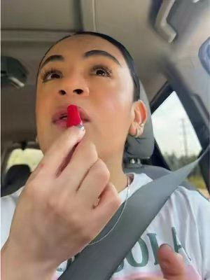 TikTok post by @viryescalantec for CNP Laboratory US. Caption reads: Hidratantes de labios 👄 #lip #mask #hidratacion....