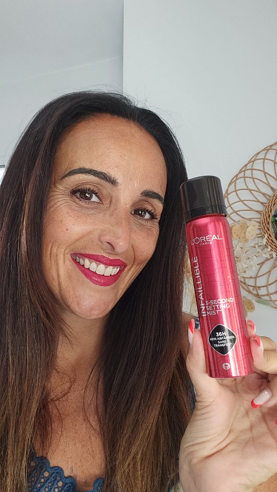 Instagram post by @sofidiellik for Skeepers. Caption reads: 💄 𝕊ℙℝ𝔸𝕐 𝔽𝕀𝕏𝔸𝕋𝔼𝕌ℝ 𝕄𝔸𝕂𝔼-𝕌ℙ....