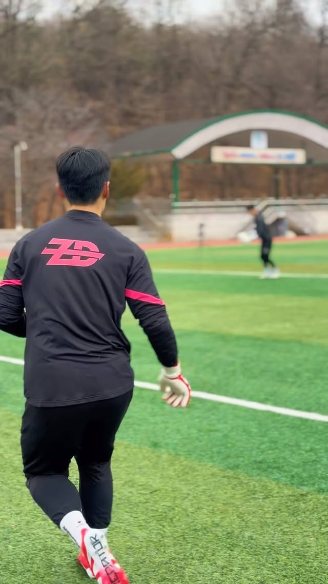 Instagram post by @gkchan32 for T1TAN. Caption reads: Angle shot save🔥 @t1tan #goalkeeper #골키퍼 #축구....