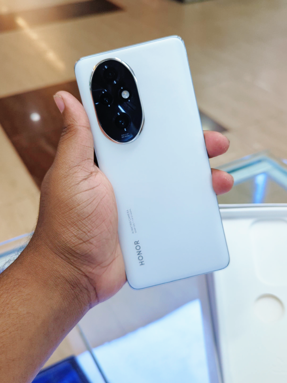 TikTok post by @pixel_device_point for Honor. Caption reads: Honor 200 Pro 🔥 12/512GB Full Box 📦 Super [...].