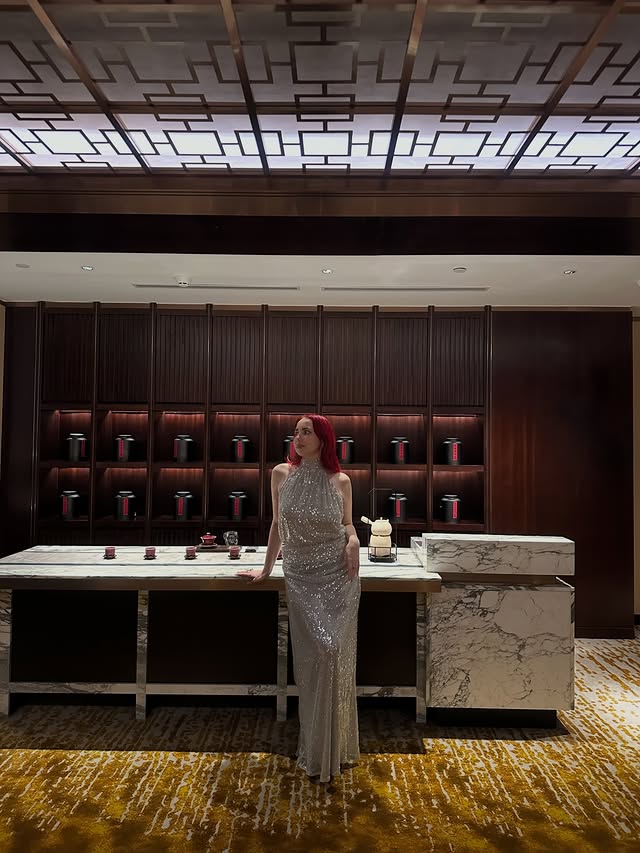 Instagram post by @alinaal.jpg for Grand Hyatt. Caption reads: [...] reason to visit Shanghai? To stay at Grand....