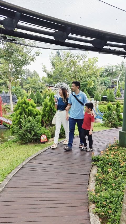 Instagram post by @jessicahendradi for Jisulife. Caption reads: Yuk rayakan momen indahnya Natal bersama Jisulife....