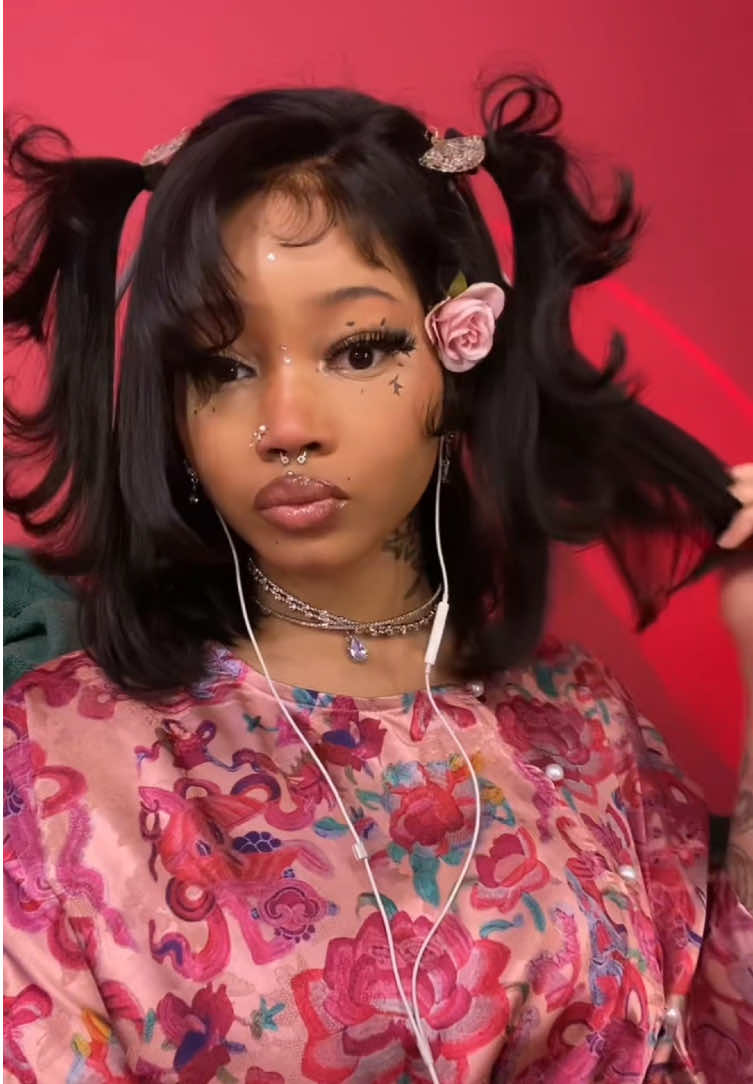 TikTok post by @tr4shf33n for Pizazz Hair. Caption reads: @pizazzhairshop_us @Pizazz Hair Shop.