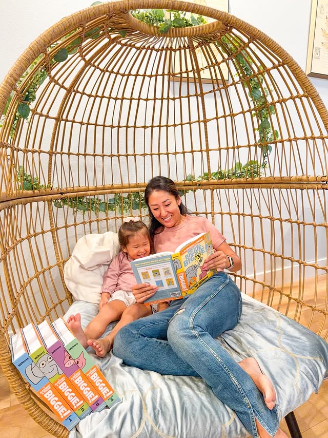 Instagram post by @heidijoyful for Disney Publishing Worldwide. Caption reads: Elephant and Piggie fans!🐘🐖📚If you know....