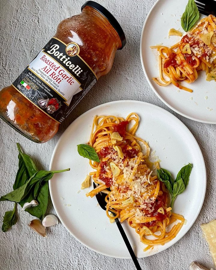 Instagram post by @victoriamansaku for Botticelli Foods. Caption reads: BOTTICELLI ROASTED GARLIC LINGUINI with crispy....