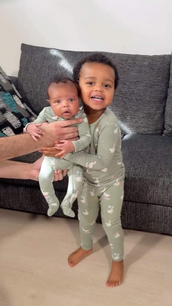 Instagram post by @tatoandvira for Kyte Baby. Caption reads: One week VS One month of being brothers 🩵
Outfit:....