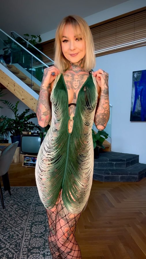 Instagram post by @kristy.von.kashyyyk for Thistle and Spire. Caption reads: [...] be your xmas gift 🎁 😋
Dress* from....