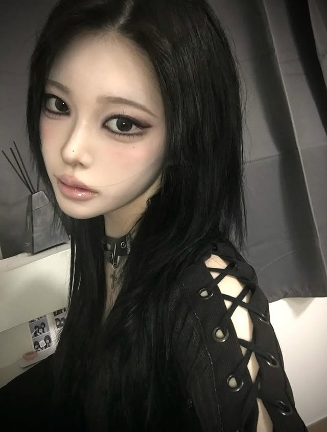 Instagram post by @ratkarma.g1rl for Risky Beauty. Caption reads: #ad @riskybeauty_official 🖤 [...].