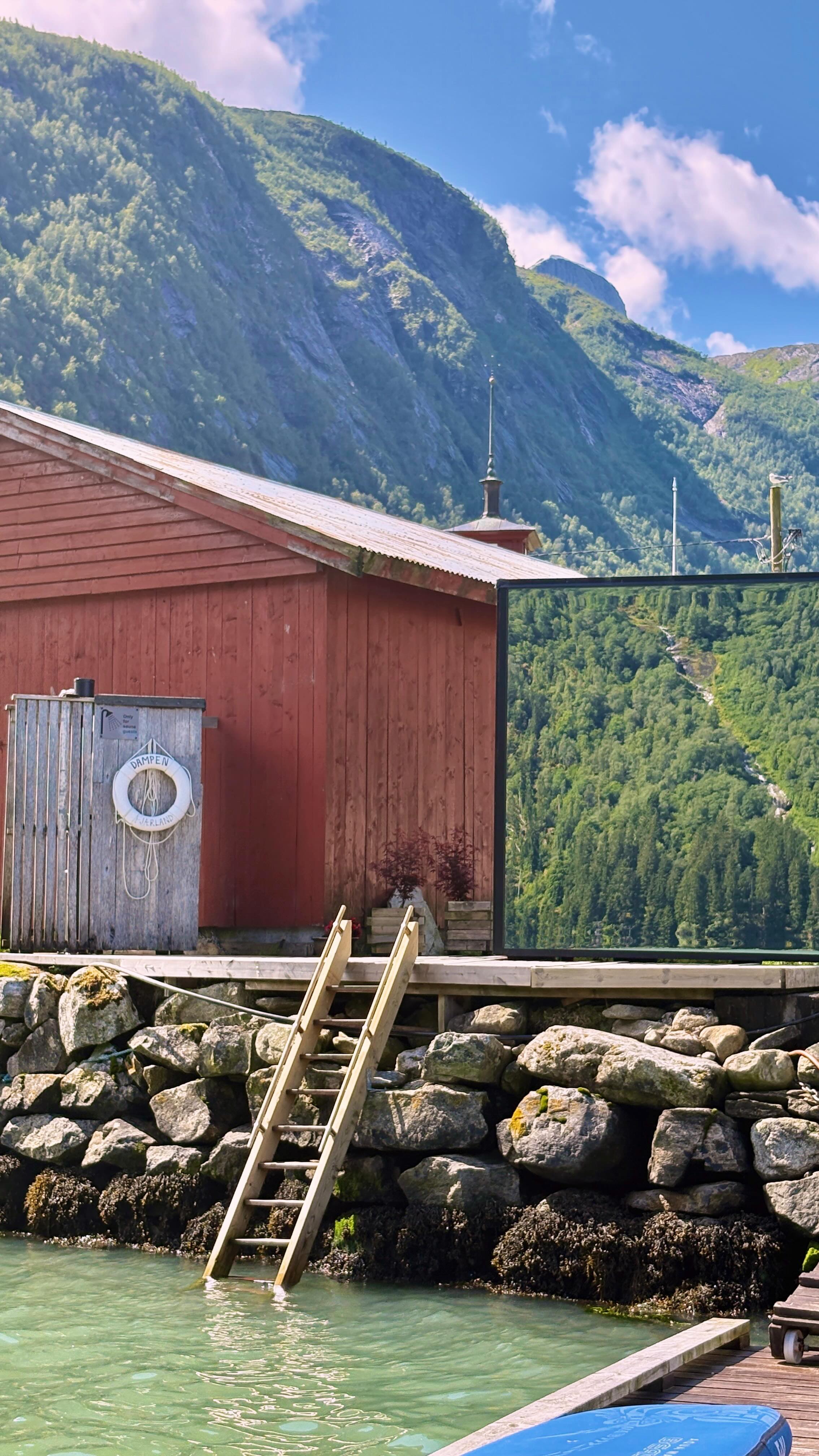 Instagram post by @kristin_kvaale for PEACH TIGHTS. Caption reads: It’s upperbody🤌🏼🩷

Outfit @peach_tights....