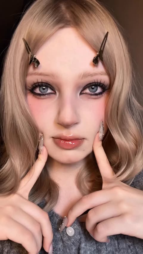 Instagram post by @vailnessi for hince. Caption reads: [...] combo 🩶

- banila co cover lip base full....